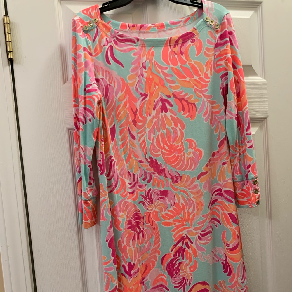 Lilly Pulitzer 3/4 length dress, material is soft